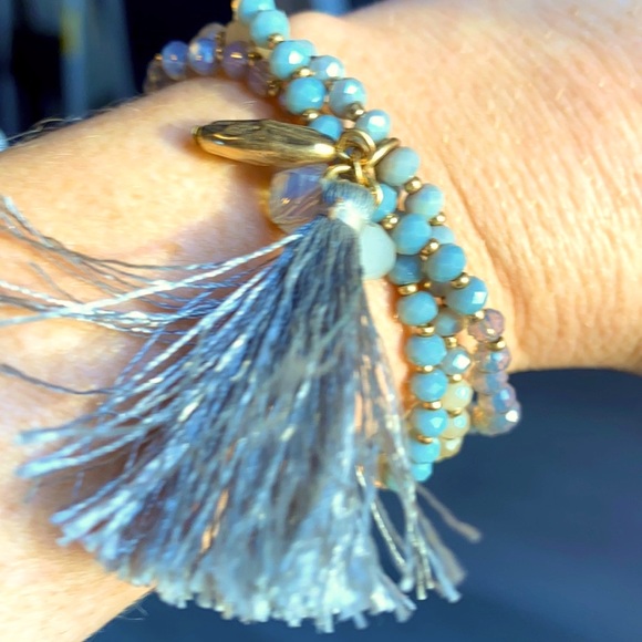 Jewelry - Cute little beaded bracelet with a tassel abs gold accents